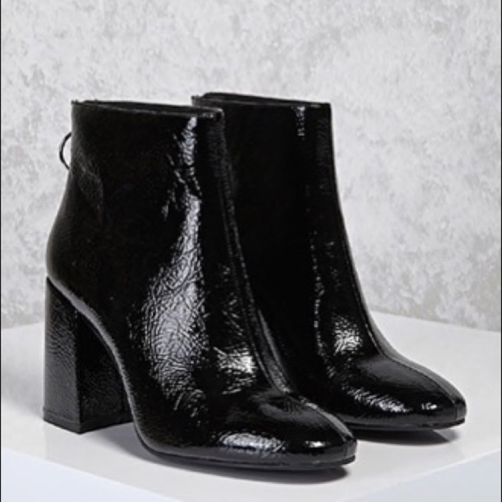 Black leather ankle boots with a chunky heel #corporategoth